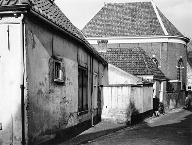 847723 Gezicht op het vervallen pand Muurhuizen 26 te Amersfoort, voor de restauratie. Op de achtergrond de synagoge ...